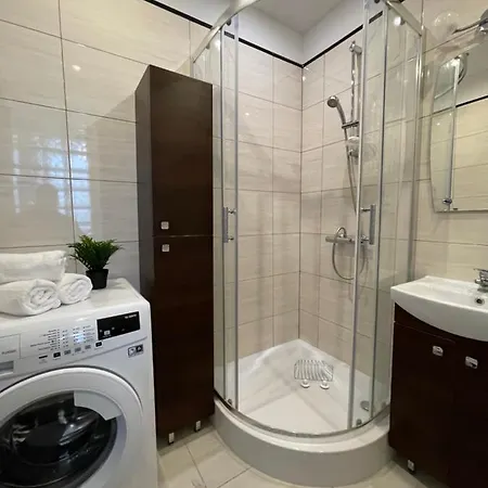 Aleje Jerozolimskie: With Free Parking Apartment
